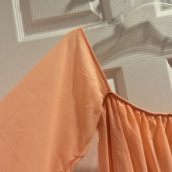 Lulu’s Womens off the shoulder top - Picture 3 of 3